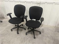 2 BLACK OFFICE CHAIRS WITH ARMS ON CASTORS