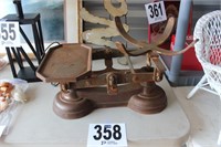 Antique Cast Iron Balance Scale (U238)