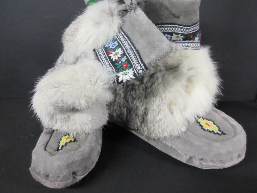 HANDMADE CANADIAN INDIGENOUS MUKLUKS.SIZE YOUTH 3.