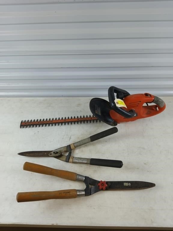 Black & Decker 22-in hedge trimmer, with two
