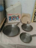Set of 3 Pamida cast iron skillets look new in