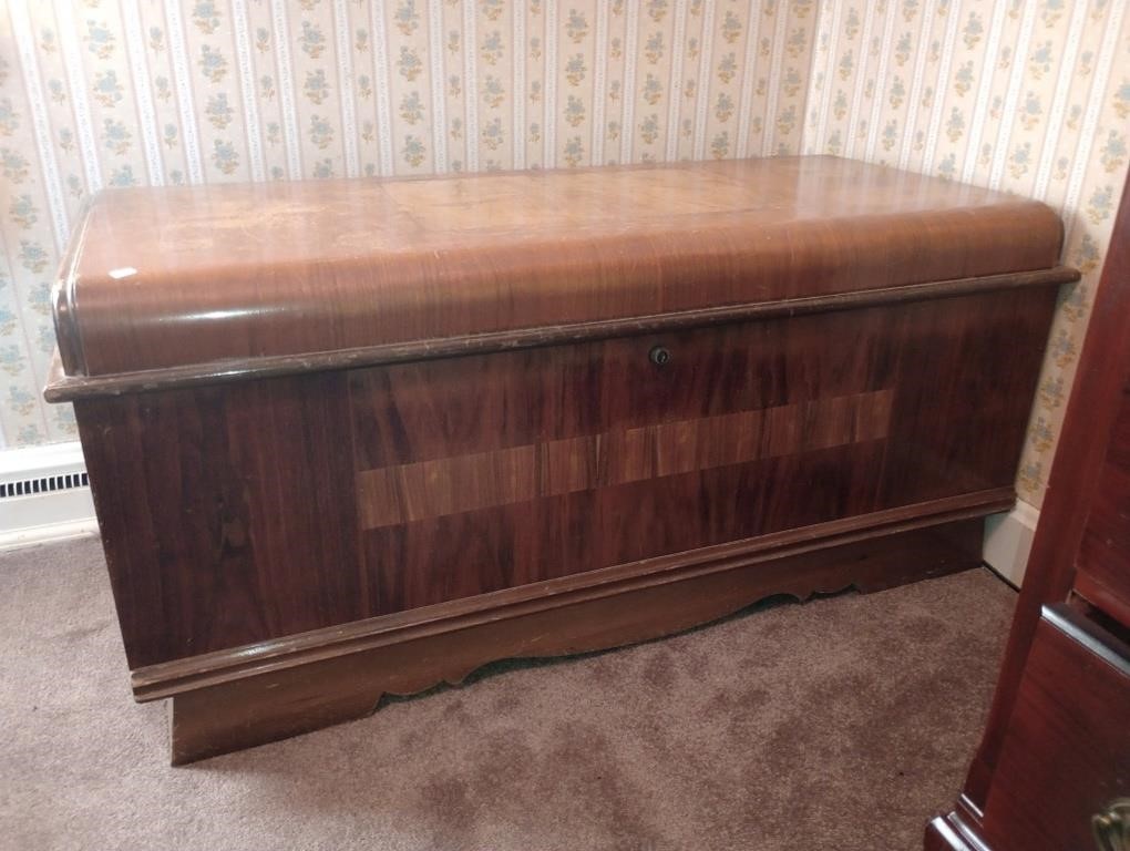 Vtg. Cavalier cedar hope chest with tray and no