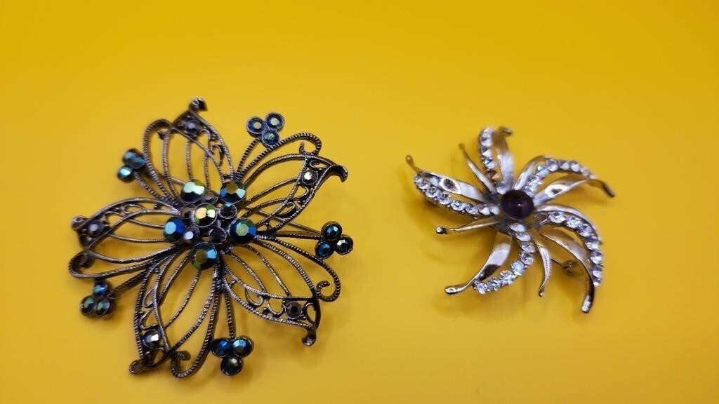 Lot of 2 Vintage floral brooches
