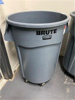 Like New! Brute Trash Can on Dollie