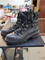Steve Madden boots size 8.5 scuffs on toes