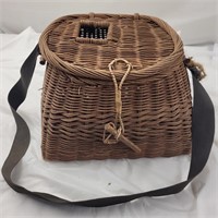 Wicker creel with strap