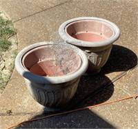 2 large plastic planter pots with liners