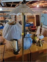 7 LAMPS: TABLE AND FLOOR LAMP - 3 ARE MILK