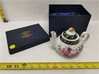 adeline fine porcelain tea pot