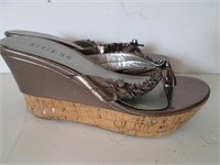 GENTLY USED GUESS SANDALS SIZE 5