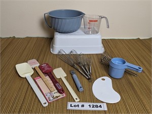 MIXING BOWL AND BAKING UTENSILS WITH TOTE