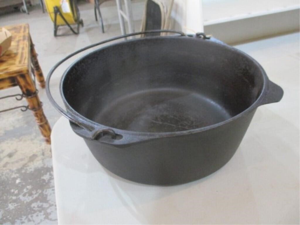 Lodge cast iron dutch oven