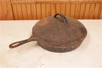 Cast Iron - Wagner 11" Dutch oven with handle