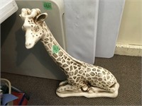 giraffe statue