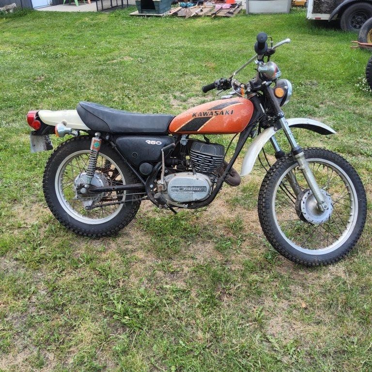 YD Kawasaski  250 Motorcycle 1975 Super orignal