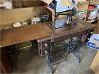 VINTAGE SINGER SEWING MACHINE