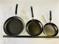 3pcs multi sized faberware skillets