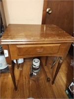 Vintage Singer Elec. Sewing Machine in Cabinet