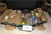1 TACKLE BOX AND CONTENTS, LOTS OF NEW LURES