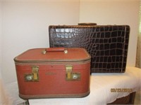 2 Vintage Suitcases U7B