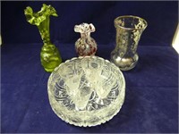 TRAY: ASSORTED ART AND PRESSED GLASS PIECES