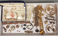 Group of antique & vintage jewelry - mostly gold