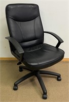 GOOD MODERN ADJUSTABLE OFFICE CHAIR W SWIVEL BASE