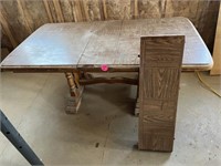 Dining Room Table with 2 Leaves