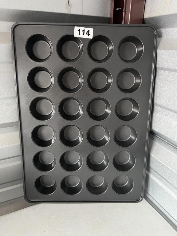 New Large Muffin Pan U232