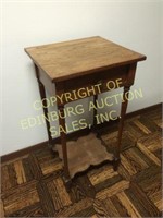 VINTAGE COLONIAL STYLE SIDE TABLE / NIGHTSTAND