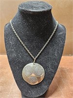 METAL PENDANT WITH CHAIN