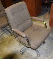 NICE CLOTH OFFICE CHAIR ON CASTERS