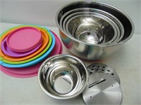 Like New Bowl Set with Lids and Graters