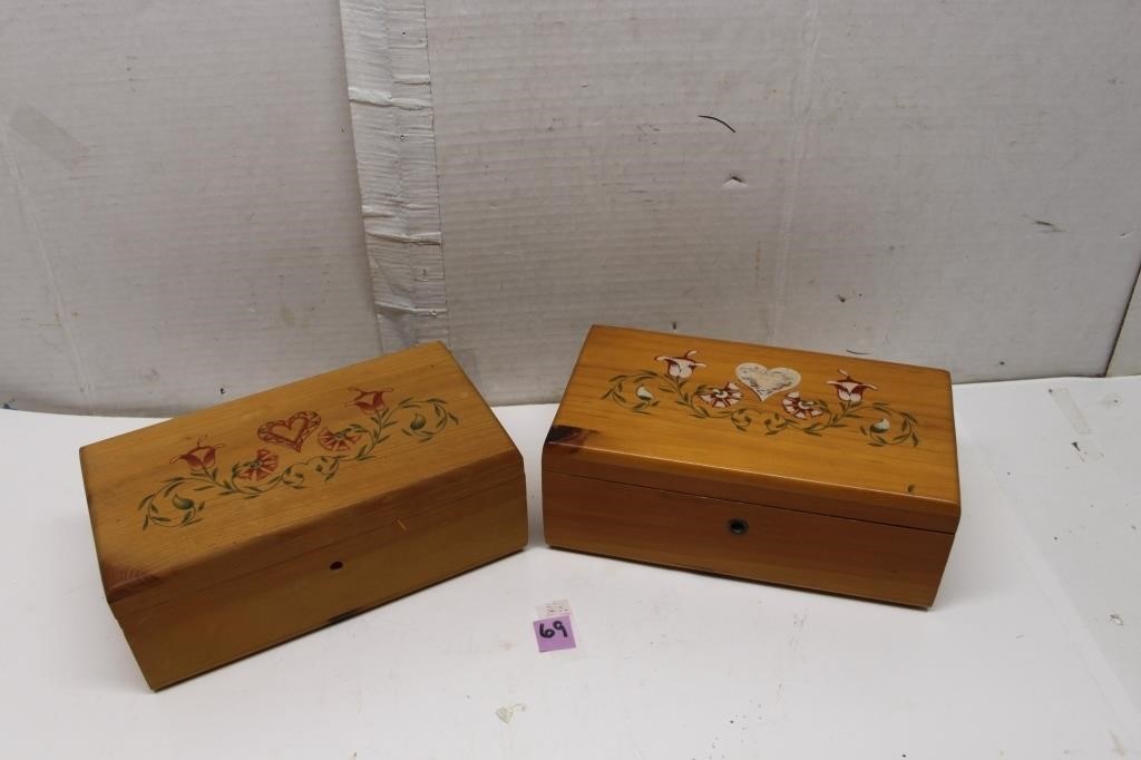 2 Miniature Cedar Chest/1 is LANE