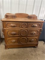 Victorian walnut 3 drawer chest w/hankie drawers