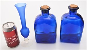 2 bouteilles en verre bleu cobalt et vase