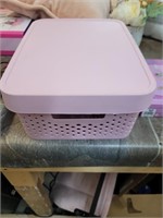 Storage basket with lid