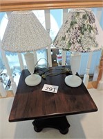 Ethan Alllen Wood Accent table and two lamps