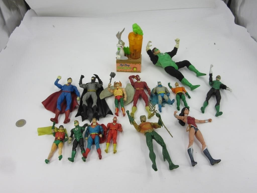 Plusieurs figurines de Super Heroes dont Batman,