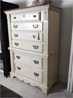 Lot #4626 - Contemporary six drawer chest of