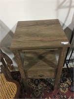 CONTEMPORARY WOOD LOOK END TABLE