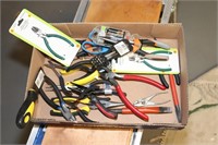 tray lot -  wire cutters, scrapers, pliers