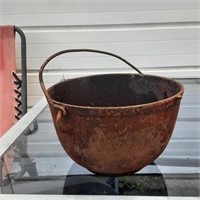 Cast iron pot