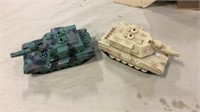2 U.S. Army toy gunner sabot-tanks