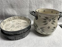 U1- Temptations pie pans and vase