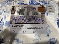 Full/Queen Blue Pattern Quilt Set