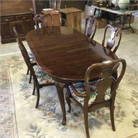 Beautiful Oval Dining Table w/ Chairs