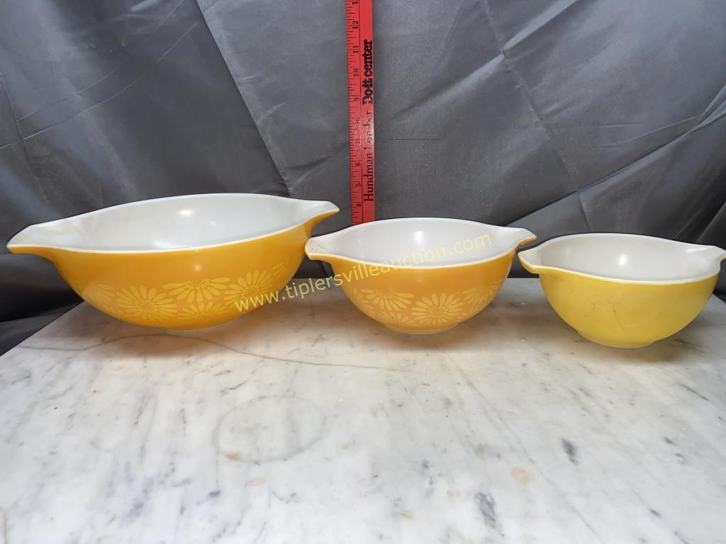 Pyrex daisy mixing bowls and small yellow