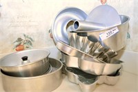 LOT OF ALUMINUM BAKEWARE