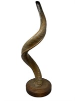 Large mounted twisted horn